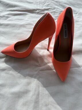 Steve Madden Coral-Orange Pointed Toe Pumps Daisie